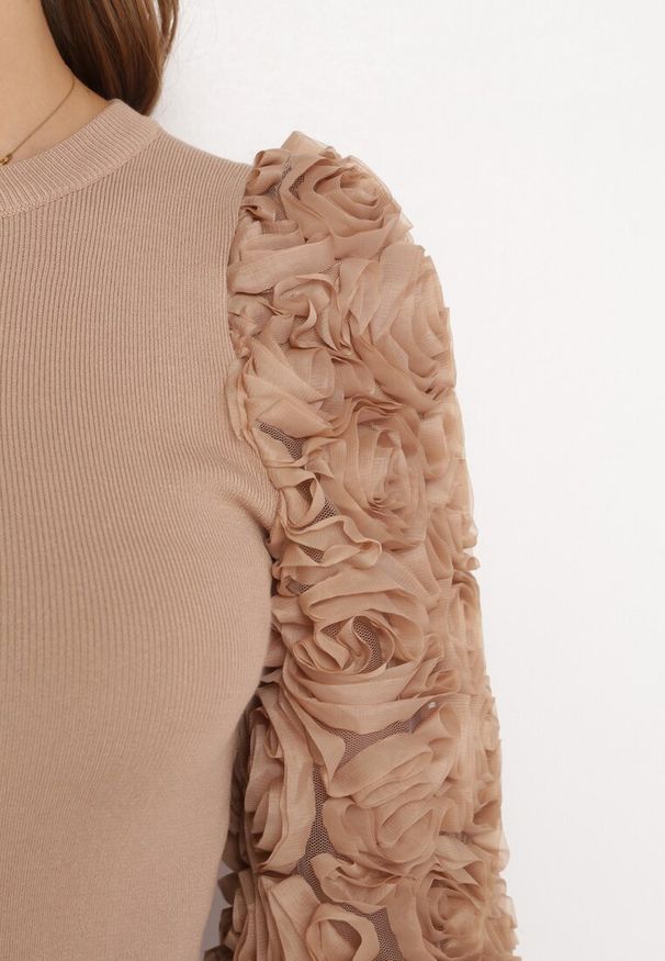 Born2be - Beżowy Sweter z Elastycznego Materiału i Zdobionymi Rękawami ze Ściągaczami Olufemi. Kolor: beżowy. Materiał: materiał. Długość rękawa: długi rękaw. Długość: długie. Wzór: aplikacja