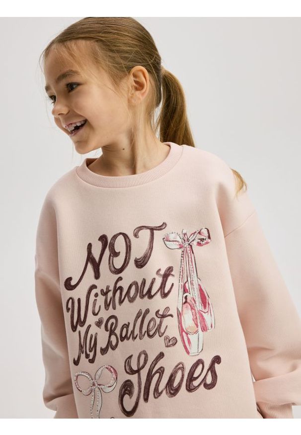 Reserved - Bluza z napisem - pastelowy róż. Kolor: różowy. Materiał: bawełna. Wzór: napisy