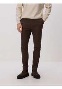 Reserved - Spodnie chino slim fit - ciemnobrązowy. Kolor: brązowy. Materiał: tkanina, bawełna #1