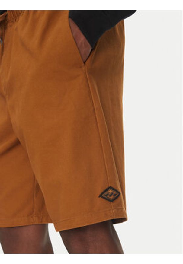 Billabong Szorty materiałowe Larry Twill EBYWS00114 Brązowy Regular Fit. Kolor: brązowy. Materiał: bawełna