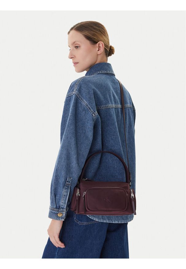 Calvin Klein Torebka Pocket Nylon Bag W/ Strap LV04F3132G Bordowy. Kolor: czerwony