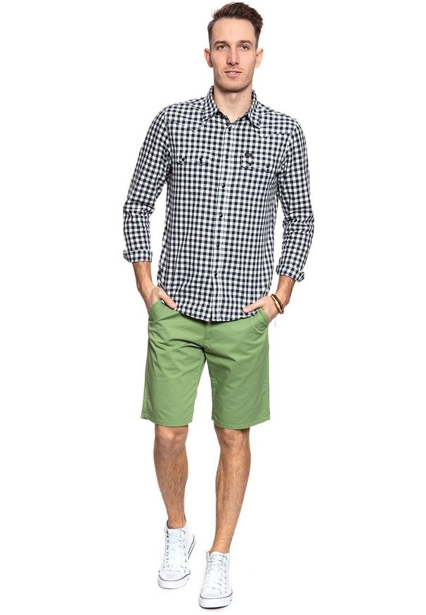 Wrangler - SPODENKI MĘSKIE WRANGLER CHINO SHORT JADE GREEN W14AKM33H 112126562. Wzór: aplikacja