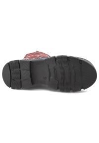 Botki damskie Artiker, skórzane z wzorkami za kostkę na płaskim obcasie z okrągłym noskiem, czerwone, 57C2177. Okazja: na co dzień. Nosek buta: okrągły. Zapięcie: sznurówki. Kolor: czerwony. Wzór: aplikacja. Wysokość cholewki: za kostkę. Materiał: skóra. Obcas: na obcasie. Styl: casual. Wysokość obcasa: niski #2