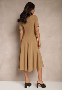 Renee - Ciemnobeżowa Sukienka Rozkloszowana o Taliowanym Fasonie Telaswena. Okazja: na co dzień. Kolor: beżowy. Styl: elegancki, casual #4