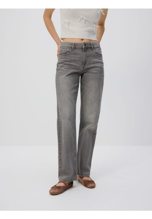 Reserved - Jeansy straight leg - jasnoszary. Kolor: szary. Materiał: jeans