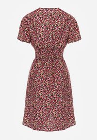 Born2be - Granatowa Sukienka Aesampos. Okazja: na co dzień. Typ kołnierza: dekolt w serek. Kolor: niebieski. Materiał: wiskoza, tkanina, jeans. Długość rękawa: krótki rękaw. Wzór: kwiaty. Typ sukienki: proste, kopertowe. Styl: casual #2