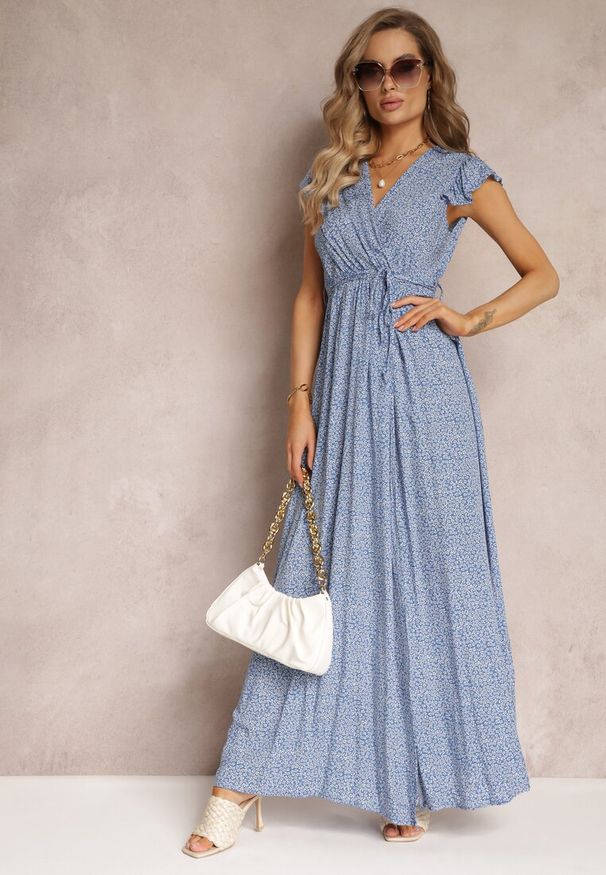 Renee - Niebieska Sukienka Karmay. Typ kołnierza: kołnierz z falbankami. Kolor: niebieski. Materiał: materiał. Wzór: aplikacja, kwiaty. Sezon: lato. Typ sukienki: kopertowe. Długość: maxi