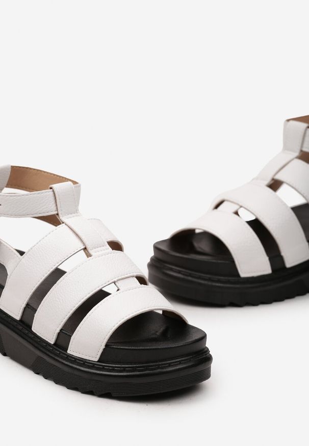 Renee - Białe Sandały Typu Gladiatorki z Dwiema Sprzączkami i Platformą Nimexia. Zapięcie: sprzączka. Kolor: biały. Obcas: na platformie