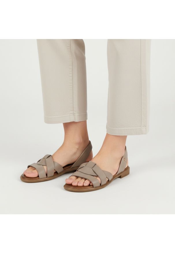 Sandały damskie Armodo, cholewka skóra naturalna pasek zakładany płaska podeszwa odkryte palce casualowy fason, szare, 40476. Okazja: na co dzień. Zapięcie: pasek. Kolor: szary. Materiał: skóra. Sezon: lato. Obcas: na płaskiej podeszwie. Styl: casual. Wysokość obcasa: niski