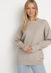 Born2be - Beżowy Sweter z Wiskozą Ozdobiony Guzikami na Rękawach Sadvire. Okazja: na co dzień. Kolor: beżowy. Materiał: wiskoza. Wzór: aplikacja. Styl: klasyczny, casual #3