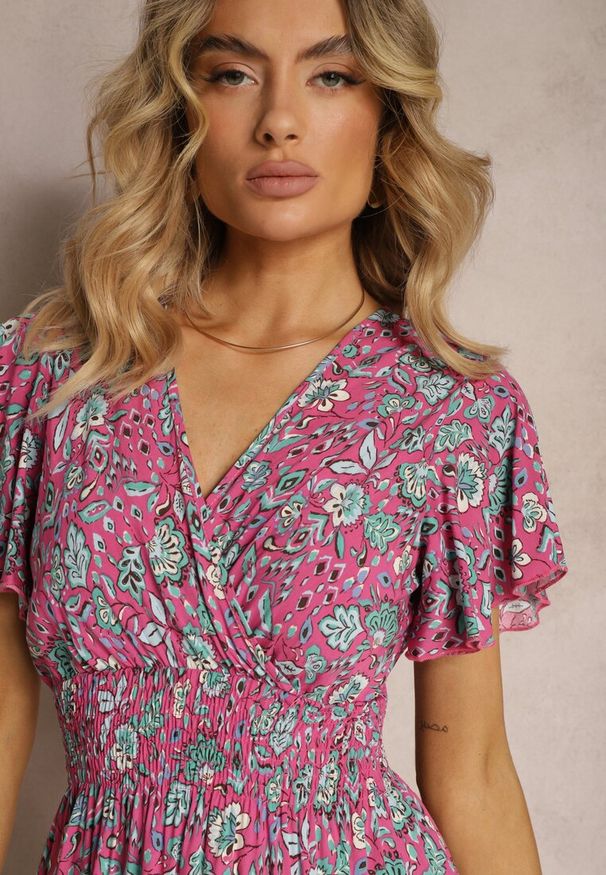 Renee - Różowa Kwiecista Sukienka z Wiskozy z Dekoltem w Serek i Gumką w Pasie Miralia. Typ kołnierza: dekolt w serek. Kolor: różowy. Materiał: wiskoza. Sezon: lato