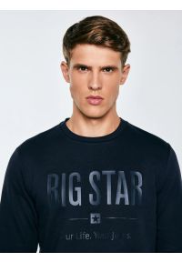 Big-Star - Bluza męska z nadrukiem granatowa Ecodort 403. Okazja: na co dzień. Kolor: niebieski. Materiał: denim, jeans, bawełna, dzianina. Długość rękawa: długi rękaw. Długość: długie. Wzór: nadruk. Styl: elegancki, klasyczny, casual #4