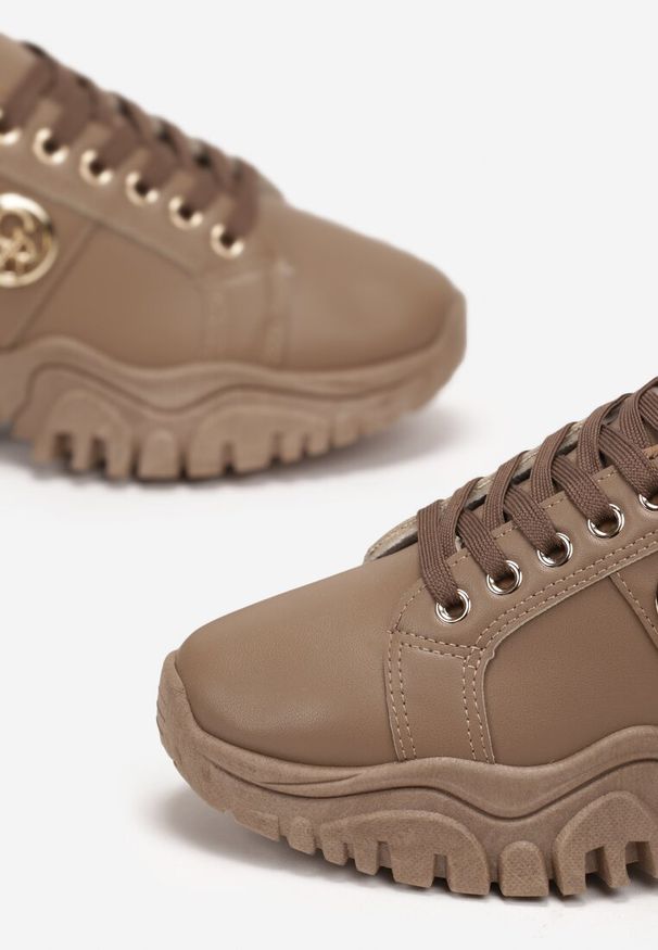 Renee - Ciemnobeżowe Sneakersy przed Kostkę z Metalicznym Zdobieniem na Grubej Podeszwie Umsine. Wysokość cholewki: przed kostkę. Kolor: beżowy. Wzór: aplikacja