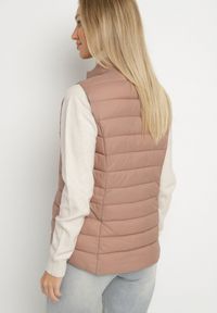 Born2be - Beżowa Pikowanana Kamizelka Sifitta. Okazja: na co dzień. Kolor: beżowy. Materiał: jeans. Styl: klasyczny, casual, elegancki #4