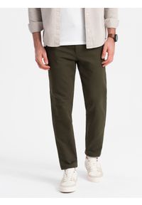 Ombre Clothing - Spodnie męskie chino SLIM FIT z delikatną teksturą - ciemnooliwkowe V4 OM-PACP-0190 - XXL. Kolor: oliwkowy. Materiał: materiał, bawełna #4