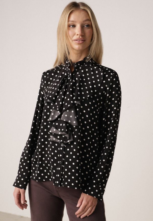 Born2be - Czarna Wiskozowa Koszula w Kropki ze Stójką z Ozdobnymi Falbanami Isamene. Okazja: na co dzień. Typ kołnierza: kołnierzyk stójkowy. Kolor: czarny. Materiał: wiskoza. Wzór: kropki. Styl: klasyczny, casual