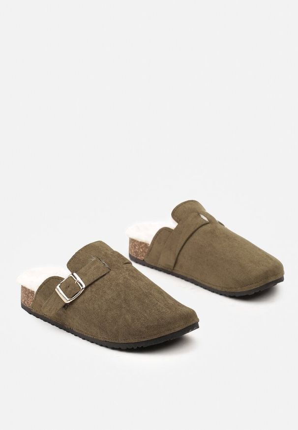 Renee - Zielone Kapcie na Płaskiej Podeszwie Ozdobione Paskiem z Klamrą Ninnithra. Okazja: do domu, na co dzień. Zapięcie: klamry. Kolor: zielony. Materiał: satyna, bawełna. Wzór: aplikacja. Obcas: na płaskiej podeszwie. Styl: elegancki, casual