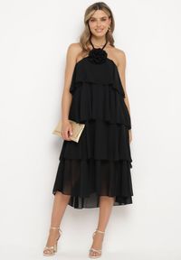 Born2be - Czarna Sukienka z Falbanami Wiązana na Szyi z Broszką Kwiatem Tinallena. Okazja: na co dzień. Kolor: czarny. Wzór: kwiaty. Styl: casual #6