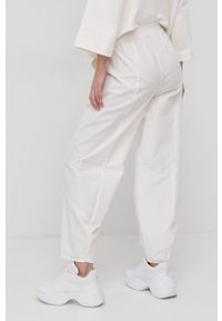 Patrizia Pepe Spodnie damskie kolor biały proste high waist. Okazja: na co dzień. Stan: podwyższony. Kolor: biały. Materiał: tkanina. Styl: casual