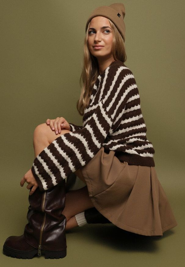Born2be - Ciemnobrązowy Sweter Oversize z Wełną i Wiskozą o Luźnym Splocie w Paski Ternose. Okazja: na co dzień. Kolor: brązowy. Materiał: wełna, wiskoza. Wzór: ze splotem, paski. Styl: klasyczny, casual