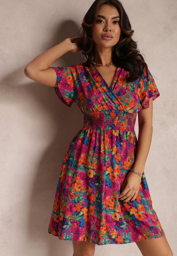 Renee - Różowo-Granatowa Krótka Sukienka w Kwiaty z Szeroką Gumką w Pasie Meles. Kolor: różowy. Materiał: wiskoza. Długość rękawa: krótki rękaw. Wzór: kwiaty. Sezon: lato. Typ sukienki: kopertowe, rozkloszowane. Długość: mini