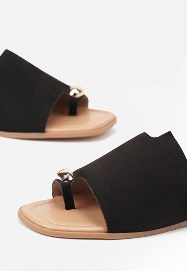 Born2be - Czarne Klapki Vices Japonki z Metaliczną Ozdobą Arezelia. Okazja: na co dzień. Kolor: czarny. Wzór: aplikacja. Styl: elegancki, casual