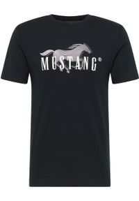 Mustang - MUSTANG AUSTIN MĘSKI T-SHIRT KOSZULKA NADRUK BLACK 1014928 4142. Wzór: nadruk #4