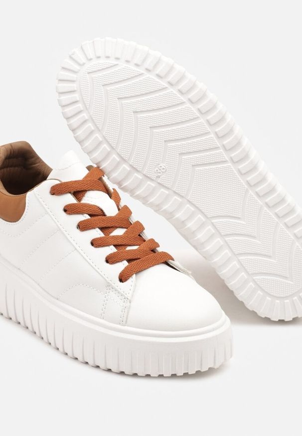Born2be - Biało-Brązowe Sneakersy na Grubej Tłoczonej Podeszwie Zdivila. Kolor: biały. Materiał: jeans