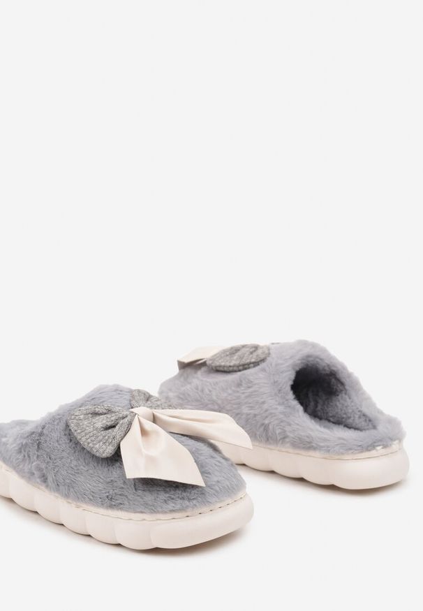 Renee - Szare Kapcie z Dużą Kokardą i Futerkiem Naonelle. Okazja: do domu. Kolor: szary. Materiał: futro. Obcas: na obcasie. Styl: elegancki. Wysokość obcasa: niski