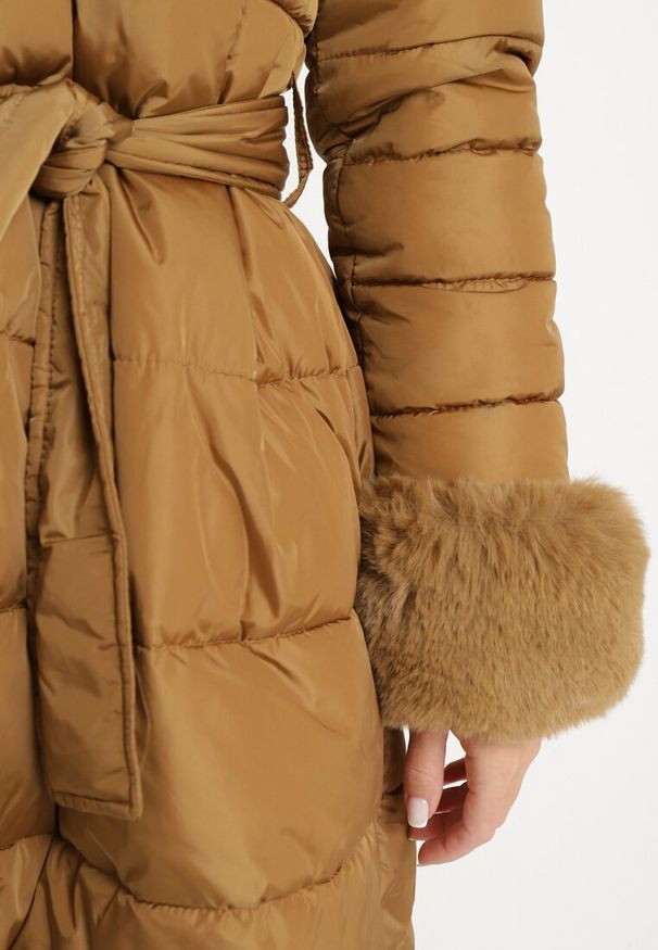 Born2be - Jasnobrązowa Kurtka Nautifa. Kolor: brązowy. Materiał: tkanina, futro. Długość rękawa: długi rękaw. Długość: długie