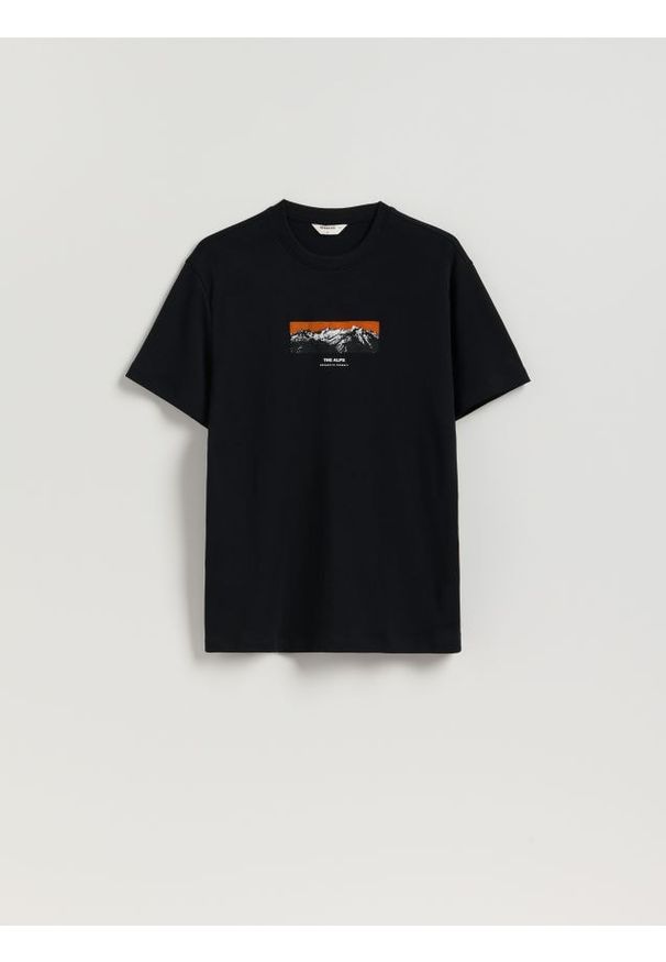 Reserved - T-shirt comfort z nadrukiem - czarny. Kolor: czarny. Materiał: bawełna, dzianina. Wzór: nadruk