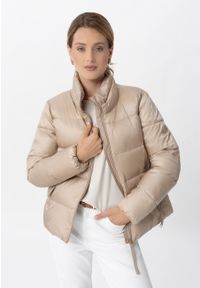 Volcano - Pikowana kurtka J-GIGI. Okazja: na co dzień. Typ kołnierza: kołnierzyk stójkowy. Kolekcja: plus size. Kolor: beżowy. Materiał: poliester, włókno, poliamid, materiał. Długość: długie. Styl: sportowy, casual