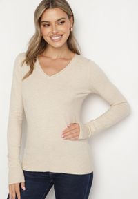 Born2be - Beżowy Sweter Klasyczny z Trójkątnym Dekoltem z Domieszką Kaszmiru Taielle. Okazja: do pracy, na co dzień. Kolor: beżowy. Materiał: kaszmir. Styl: klasyczny #6