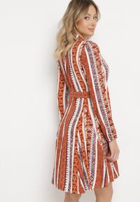 Born2be - Brązowa Sukienka Koszulowa z Wiskozy Rozkloszowana z Materiałowym Paskiem Sigina. Okazja: do pracy. Kolor: brązowy. Materiał: wiskoza, materiał. Długość rękawa: długi rękaw. Typ sukienki: koszulowe #6