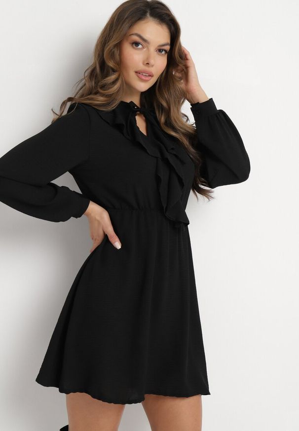 Born2be - Czarna Mini Rozkloszowana Sukienka z Gumką w Pasie i Wiązaniem Przy Dekolcie Aganzza. Kolor: czarny. Długość: mini