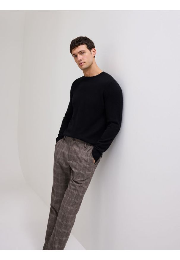 Reserved - Spodnie chino slim w kratę - ciemnobrązowy. Kolor: brązowy. Materiał: tkanina, wełna