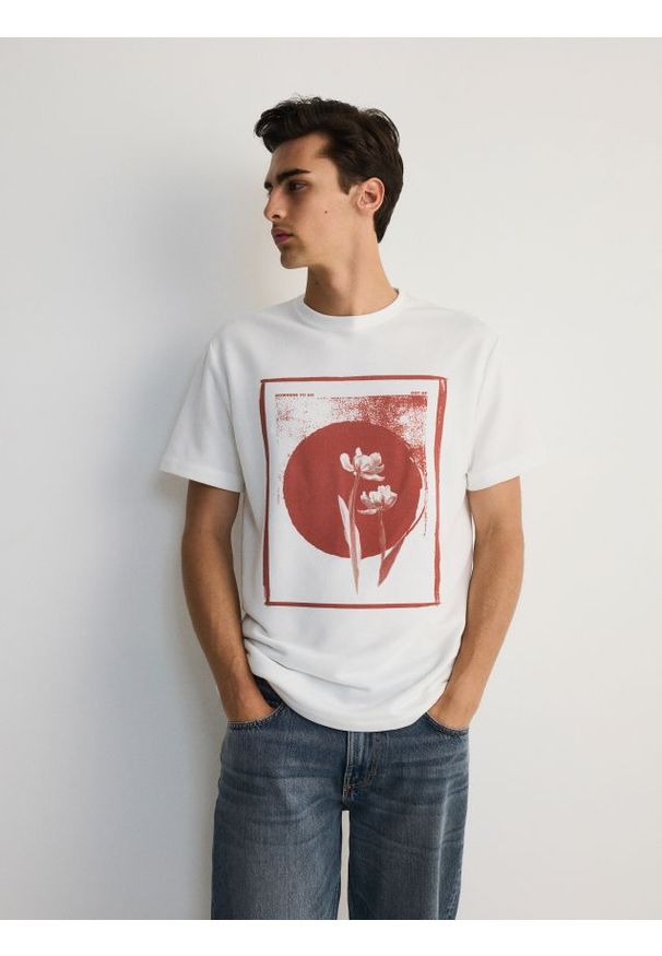 Reserved - T-shirt boxy z nadrukiem - złamana biel. Materiał: bawełna, dzianina. Wzór: nadruk