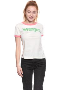 Wrangler - WRANGLER T SHIRT DAMSKI RETRO KABEL TEE ETHEREAL YELLOW W716SEVUF. Długość rękawa: krótki rękaw. Długość: krótkie. Wzór: nadruk. Styl: retro