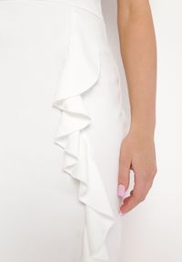 Born2be - Biała Dopasowana Sukienka Mini z Kopertowym Dekoltem i Ozdobną Falbanką Gwendara. Kolor: biały. Typ sukienki: kopertowe. Styl: elegancki. Długość: mini #3