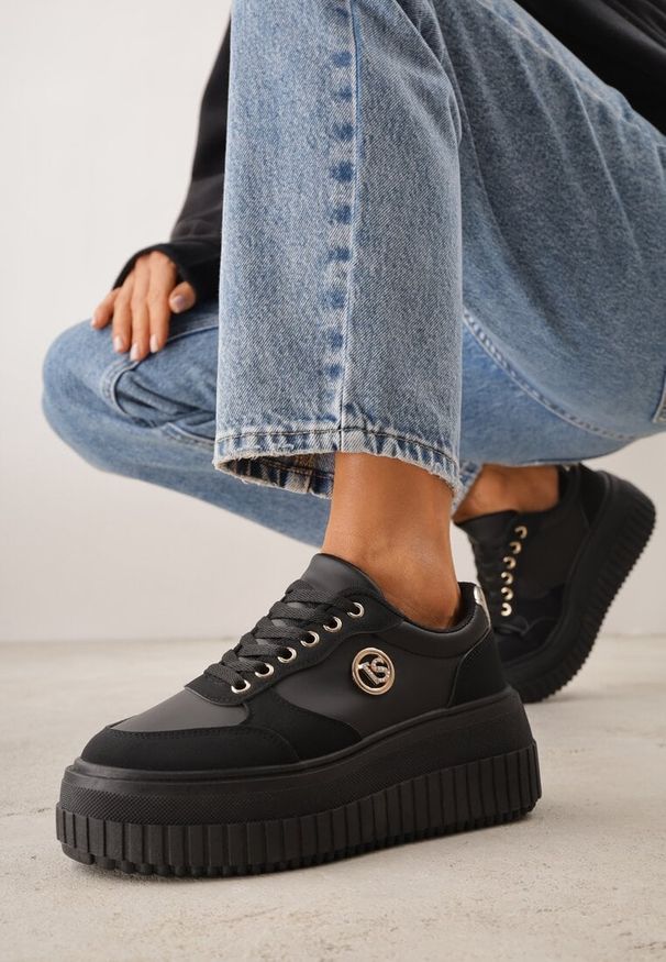 Renee - Czarne Chunky Sneakersy VICES z Aplikacją na Platformie ze Żłobieniami Ilunatesa. Kolor: czarny. Materiał: jeans. Wzór: aplikacja. Obcas: na platformie