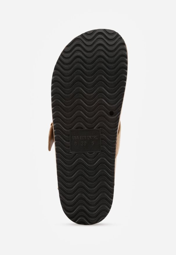 Born2be - Ciemnobeżowe Klapki z Ozdobnym Paskiem i Klamrą Calevelis. Nosek buta: okrągły. Kolor: beżowy. Materiał: jeans. Obcas: na obcasie. Styl: klasyczny, elegancki. Wysokość obcasa: średni