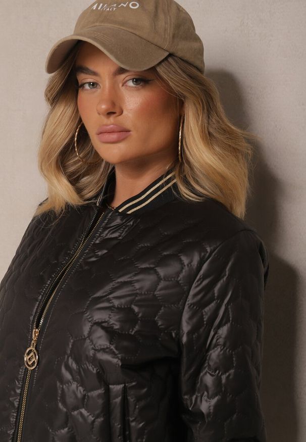 Renee - Czarna Pikowana Kurtka Bomberka z Metaliczną Nicią Desalina. Okazja: na co dzień, na spacer. Kolor: czarny. Materiał: jeans. Styl: casual