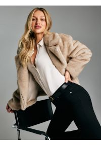 Big-Star - Koszula damska błyszcząca perłowa Saliki 103. Okazja: na spotkanie biznesowe. Typ kołnierza: kołnierzyk klasyczny. Kolor: biały. Materiał: wiskoza, poliester, tkanina, jeans. Wzór: gładki. Styl: elegancki, klasyczny, biznesowy #6