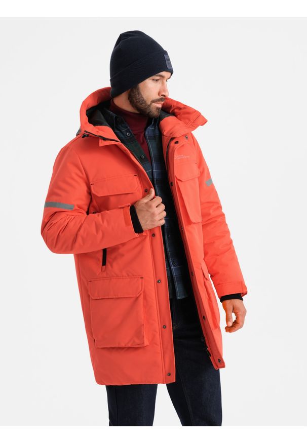 Ombre Clothing - Długa ocieplana kurtka męska z odblaskowymi elementami – pomarańczowa V1 - Rozmiar: XL. Typ kołnierza: kołnierzyk stójkowy, kaptur. Kolor: pomarańczowy. Materiał: guma, syntetyk, poliester, materiał. Długość: długie. Wzór: aplikacja, nadruk