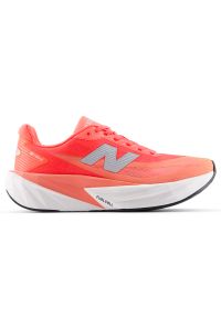 Buty damskie New Balance FuelCell Rebel v5 WFCXL5A – pomarańczowe. Kolor: pomarańczowy. Materiał: materiał, syntetyk, guma. Szerokość cholewki: normalna. Wzór: geometria. Sport: fitness, bieganie