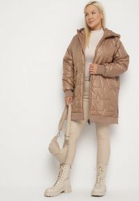 Born2be - Jasnobrązowa Kurtka z Pikowanymi Przeszyciami i Kapturem Zarimelia. Okazja: na co dzień. Kolekcja: plus size. Kolor: brązowy. Materiał: jeans. Styl: klasyczny, casual, elegancki, sportowy #3