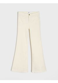 Sinsay - Jeansy flare - kremowy. Kolor: kremowy #1