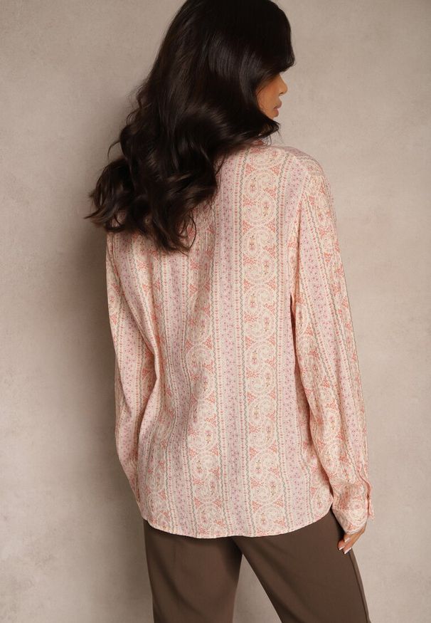 Renee - Różowa Koszula z Wiskozy Zdobiona Drobnym Kwiatowym Wzorem Aredina. Okazja: na co dzień. Typ kołnierza: dekolt w kształcie V. Kolor: różowy. Materiał: wiskoza. Długość rękawa: długi rękaw. Długość: długie. Wzór: aplikacja, kwiaty. Styl: casual, elegancki