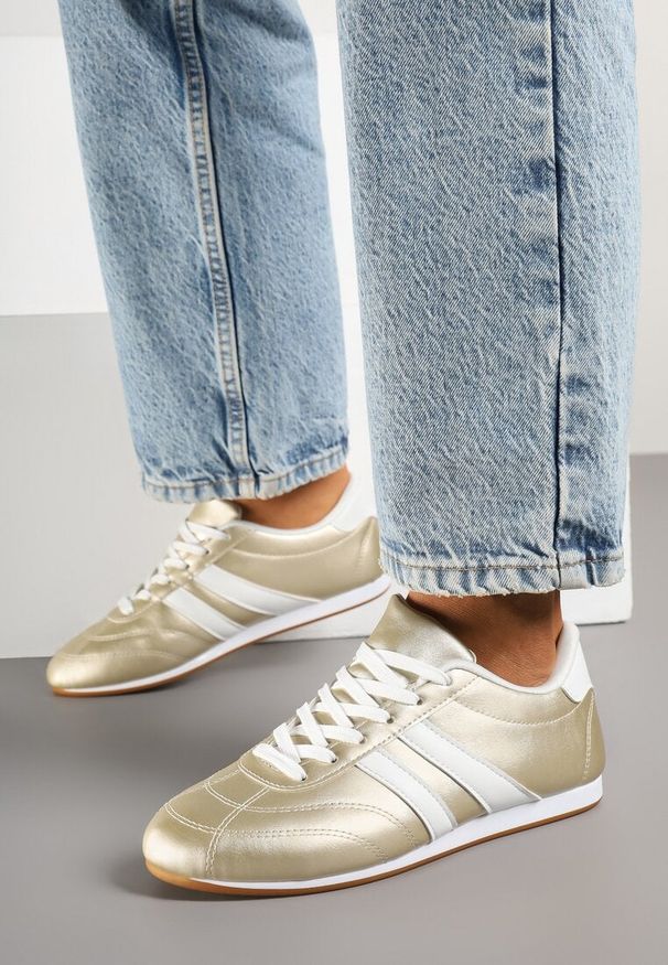 Renee - Złoto-Białe Sneakersy Typu Tenisówki z Paseczkami Liantina. Okazja: na co dzień. Zapięcie: pasek. Kolor: złoty. Materiał: jeans. Wzór: paski
