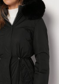 Born2be - Szaro-Czarna Dwustronna Kurtka za Kolano z Kapturem z Futerkiem Zephyro. Typ kołnierza: kaptur. Kolor: czarny. Materiał: futro. Długość: długie. Wzór: gładki, aplikacja #3